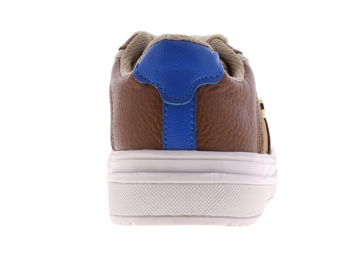 Tenis infantiles de color camel con suela blanca y agujetas color crema.
