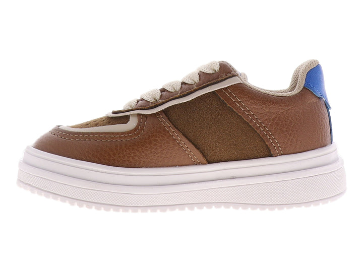 Tenis infantiles de color camel con suela blanca y agujetas color crema.