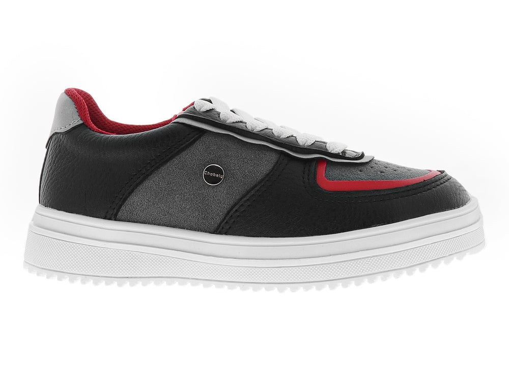 Tenis infantiles marca Chabelo en color negro con detalles en rojo y suela blanca.