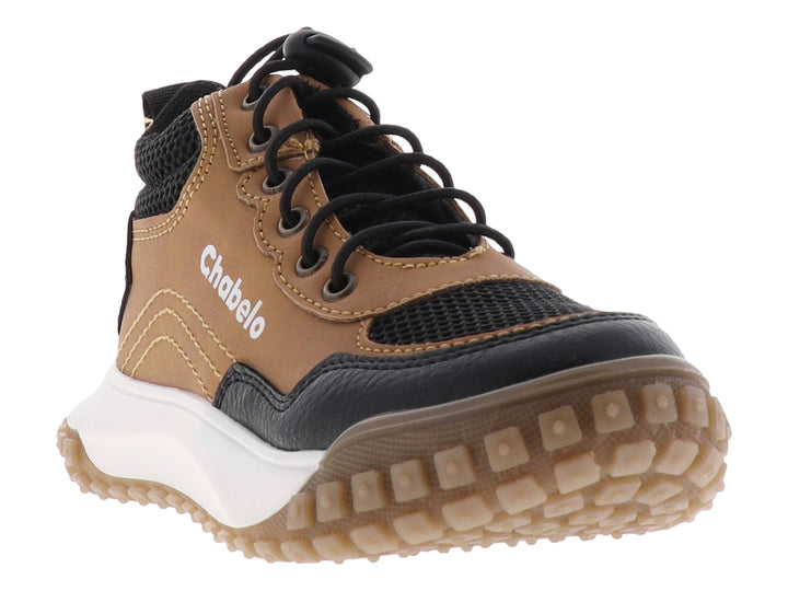 Botas infantiles Chabelo en colores café y negro con suela blanca y beige, diseño casual y resistente.