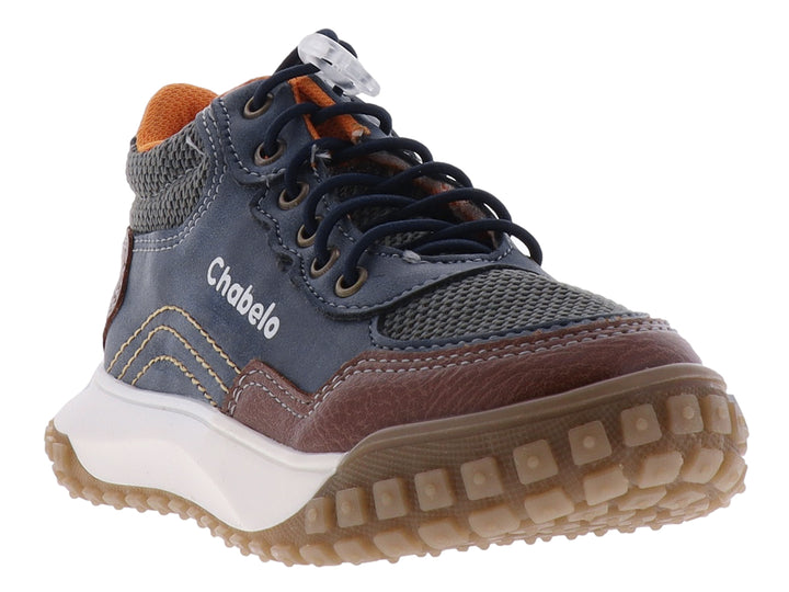 Bota casual para niño marca Chabelo en color azul marino con detalles en café y suela blanca y beige.