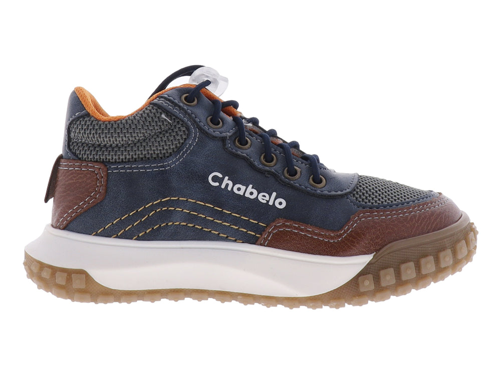 Bota casual para niño marca Chabelo en color azul marino con detalles en café y suela blanca y beige.