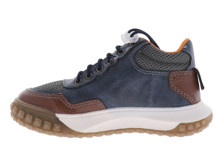 Bota casual para niño marca Chabelo en color azul marino con detalles en café y suela blanca y beige.