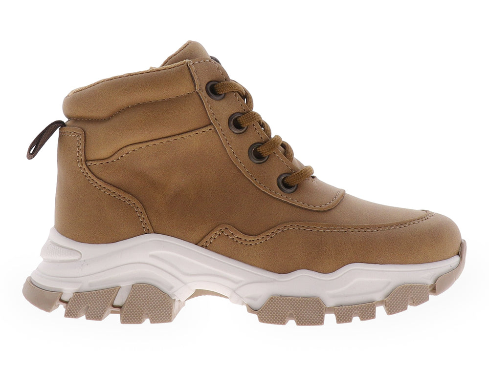 Bota infantil color café con suela blanca gruesa y agujetas del mismo tono.