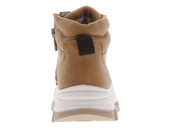 Bota infantil color café con suela blanca gruesa y agujetas del mismo tono.