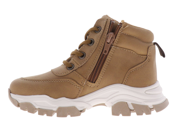 Bota infantil color café con suela blanca gruesa y agujetas del mismo tono.