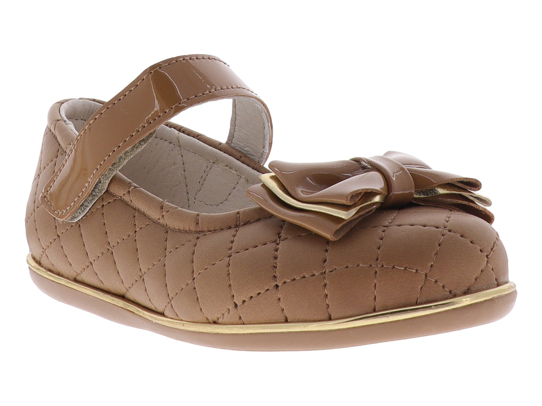Zapato plano color miel para niña con acabado acolchado, moño frontal y correa ajustable.