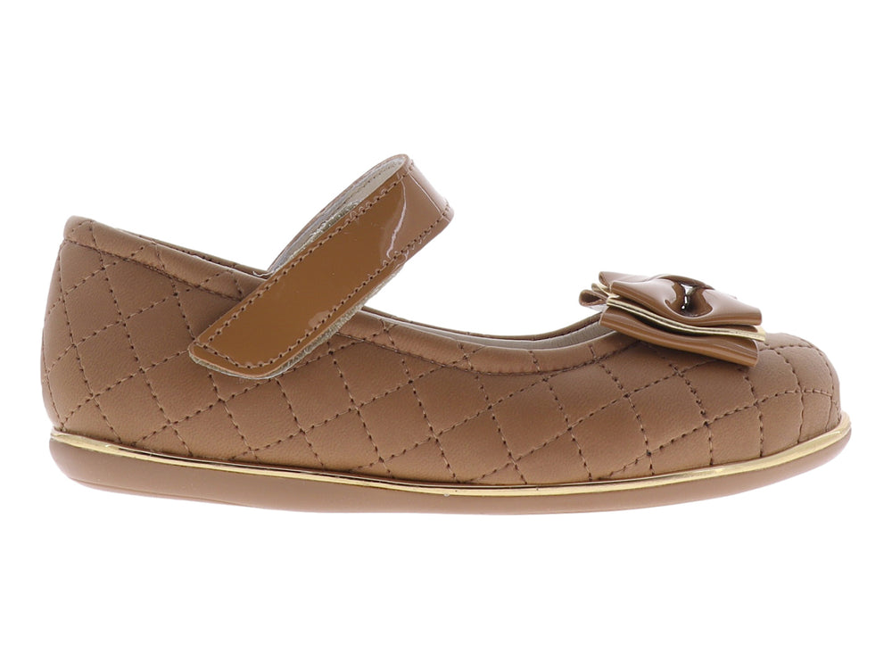 Zapato plano color miel para niña con acabado acolchado, moño frontal y correa ajustable.