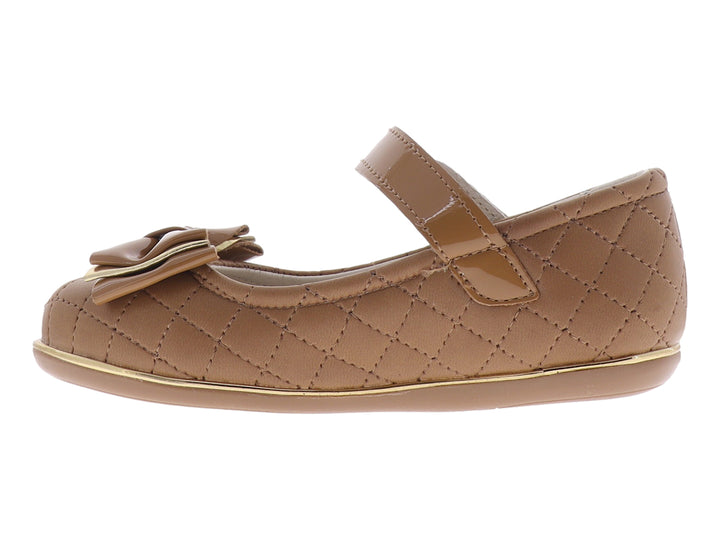 Zapato plano color miel para niña con acabado acolchado, moño frontal y correa ajustable.