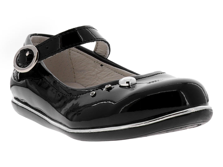 Zapato plano negro de charol para niña con correa y hebilla plateada.