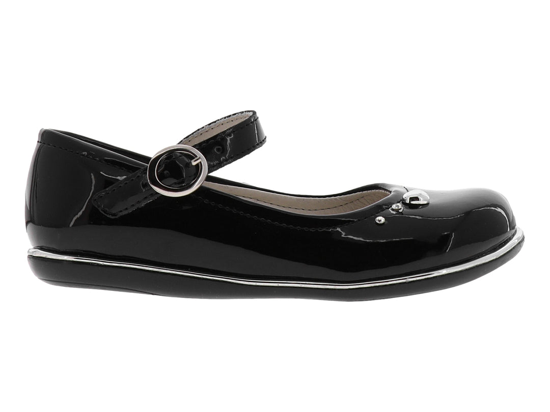 Zapato plano negro de charol para niña con correa y hebilla plateada.