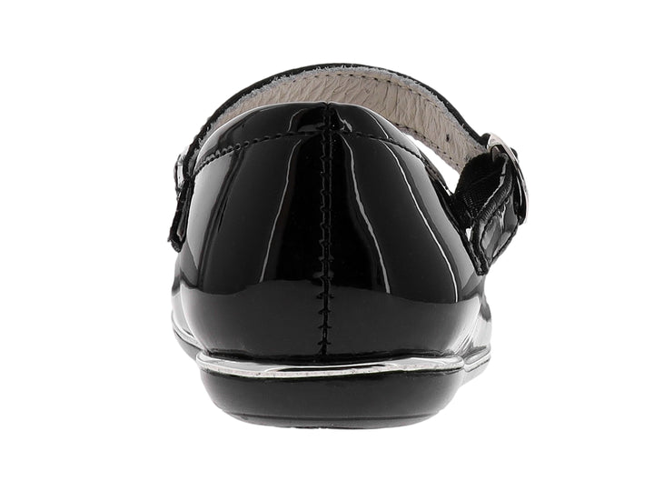 Zapato plano negro de charol para niña con correa y hebilla plateada.