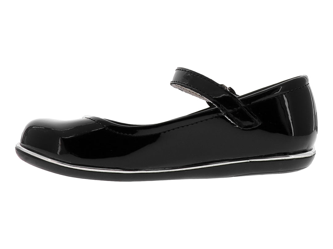 Zapato plano negro de charol para niña con correa y hebilla plateada.
