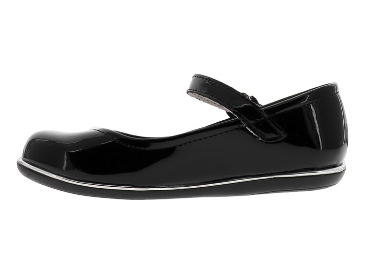 Zapato plano negro de charol para niña con correa y hebilla plateada.
