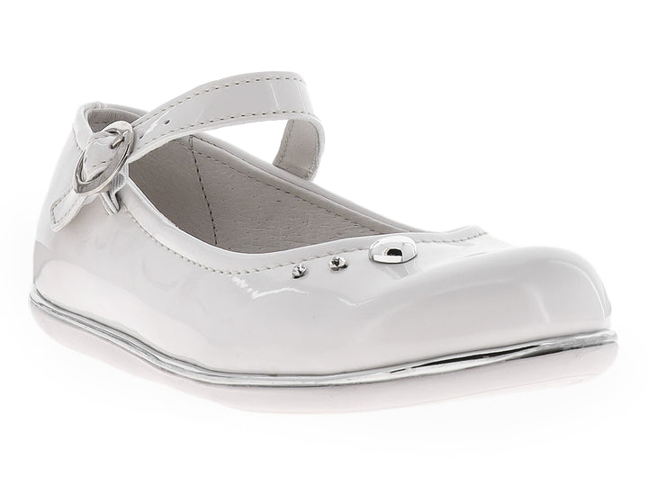 Zapato plano blanco de charol para niña con correa y detalles plateados.