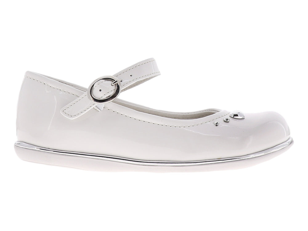 Zapato plano blanco de charol para niña con correa y detalles plateados.