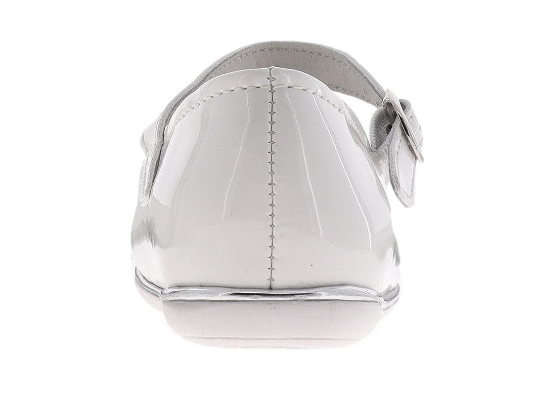 Zapato plano blanco de charol para niña con correa y detalles plateados.