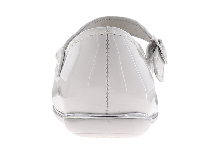Zapato plano blanco de charol para niña con correa y detalles plateados.