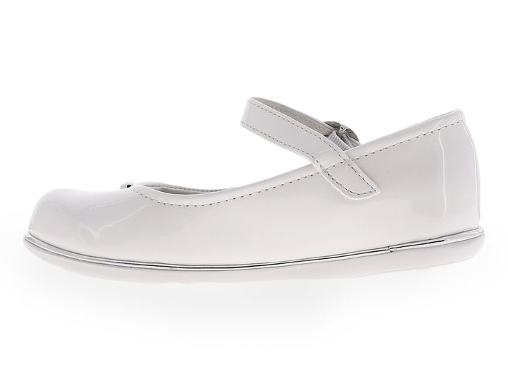 Zapato plano blanco de charol para niña con correa y detalles plateados.