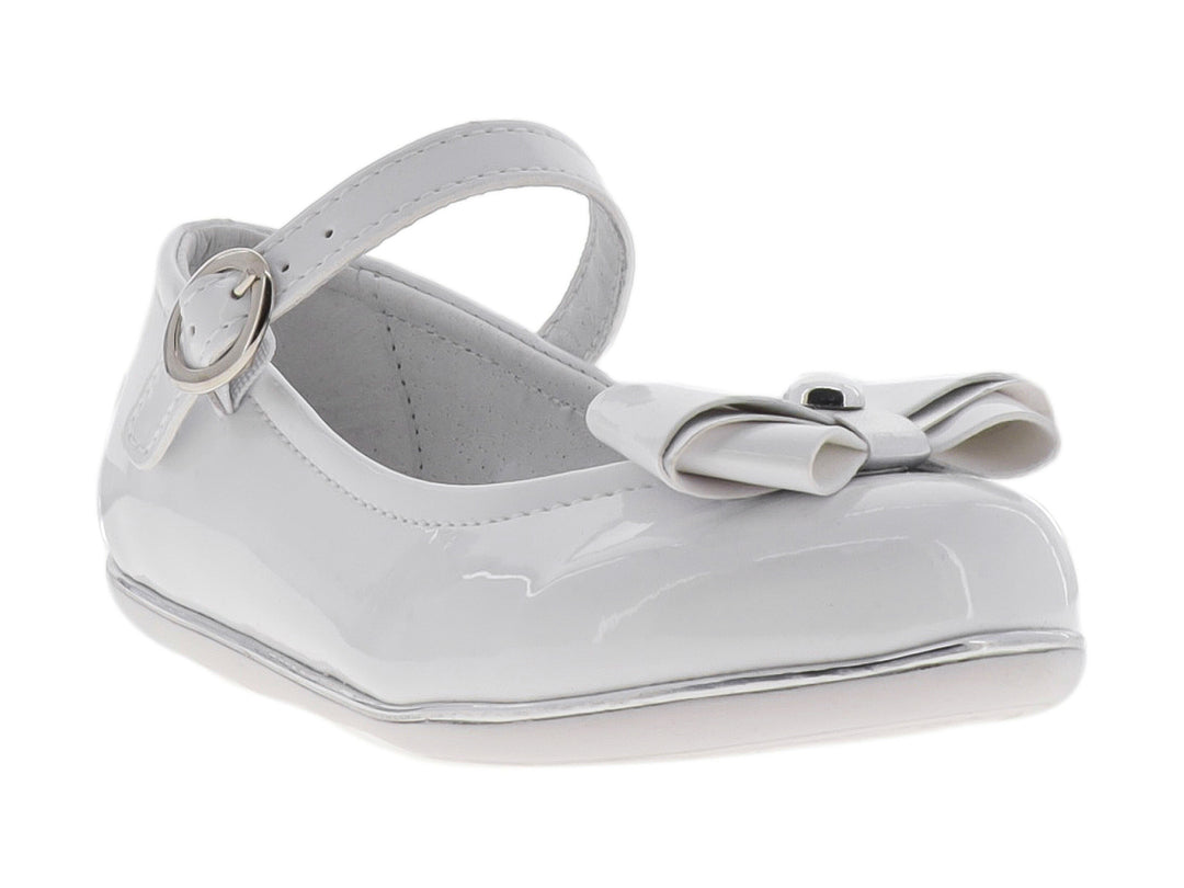Zapato plano blanco brillante para niña con moño decorativo y correa con hebilla.
