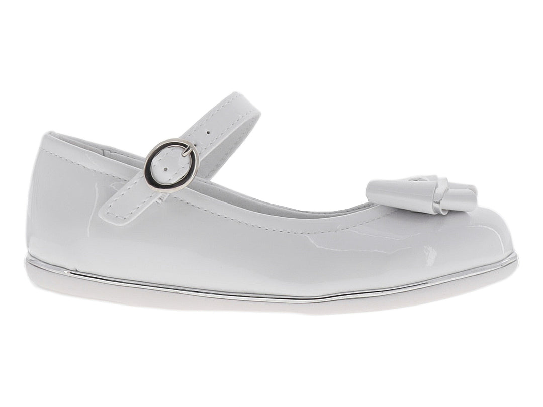 Zapato plano blanco brillante para niña con moño decorativo y correa con hebilla.