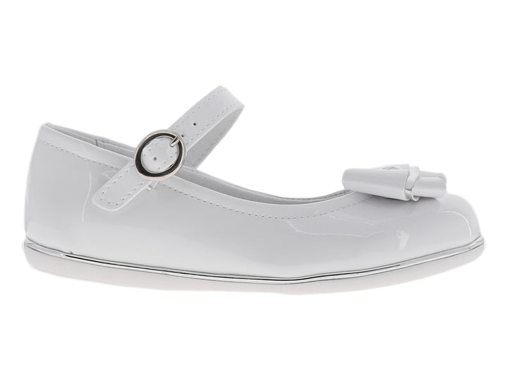 Zapato plano blanco brillante para niña con moño decorativo y correa con hebilla.