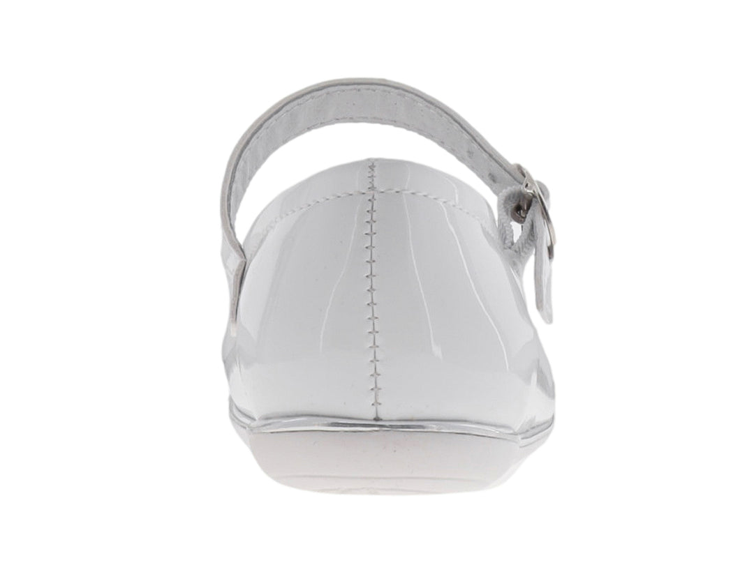 Zapato plano blanco brillante para niña con moño decorativo y correa con hebilla.