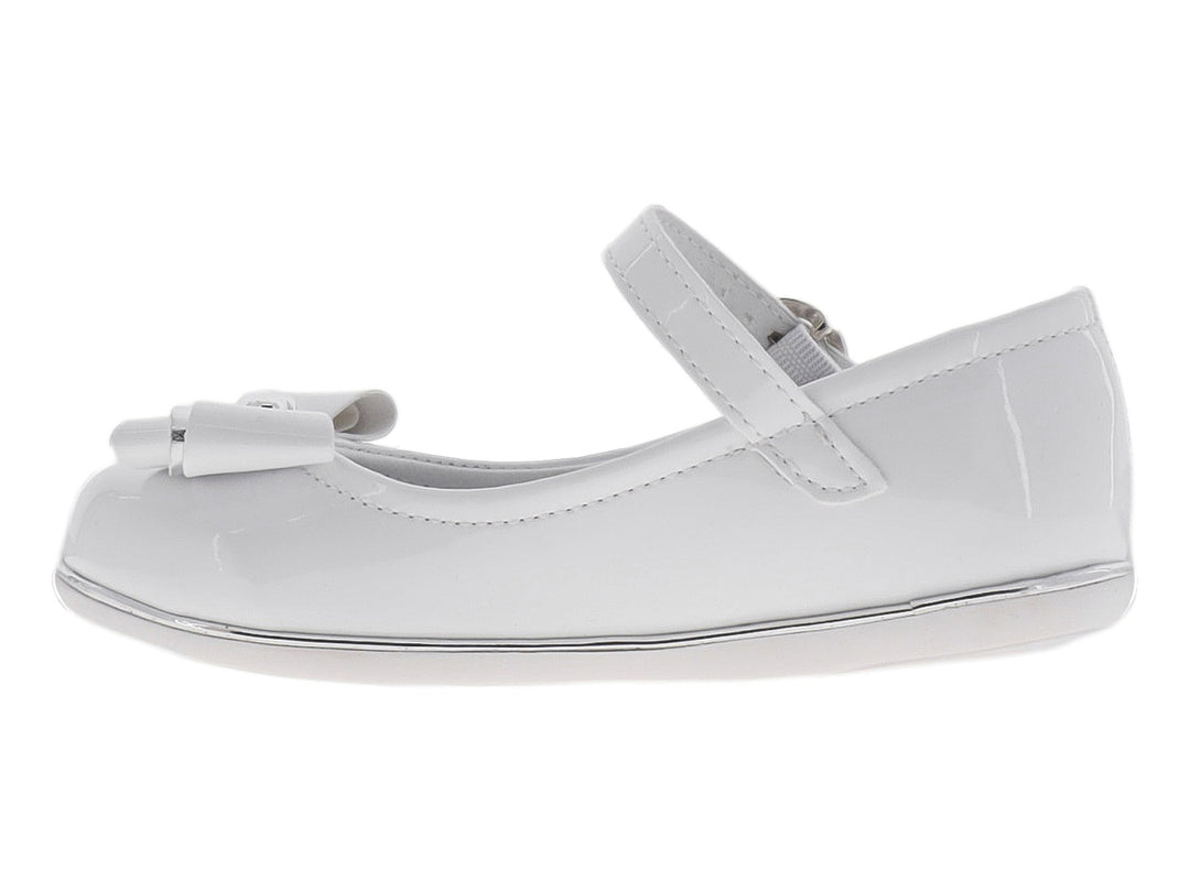 Zapato plano blanco brillante para niña con moño decorativo y correa con hebilla.