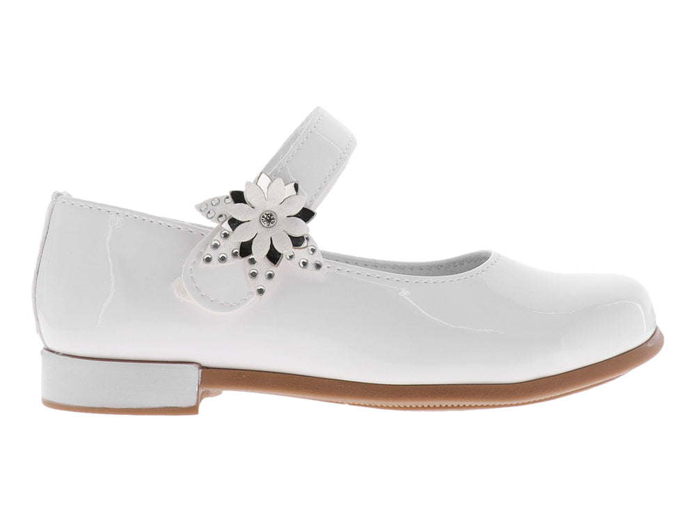 Zapato blanco de charol para niña con correa y adorno de flor.