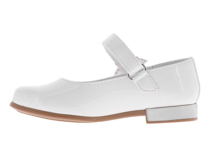 Zapato blanco de charol para niña con correa y adorno de flor.