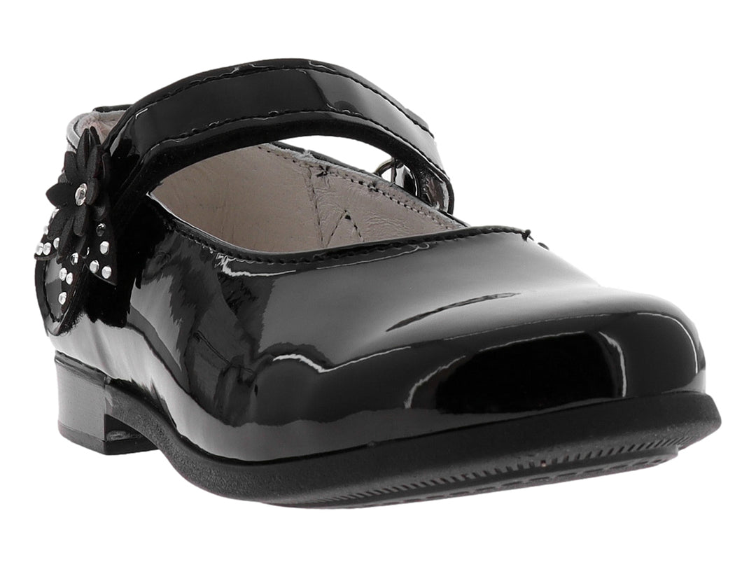Zapato plano de charol negro para niña con correa y detalle de flor con brillantes en el lateral.