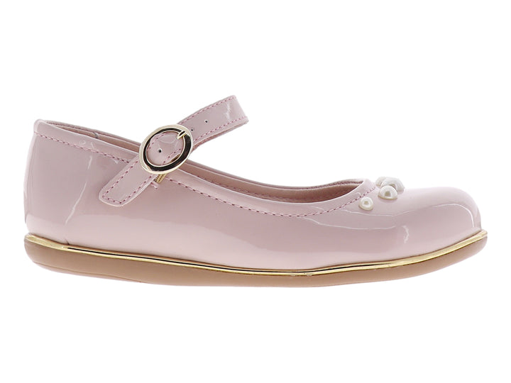 Zapato plano color carne brillante con detalles de perlas y correa ajustable para niña.