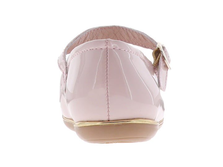 Zapato plano color carne brillante con detalles de perlas y correa ajustable para niña.