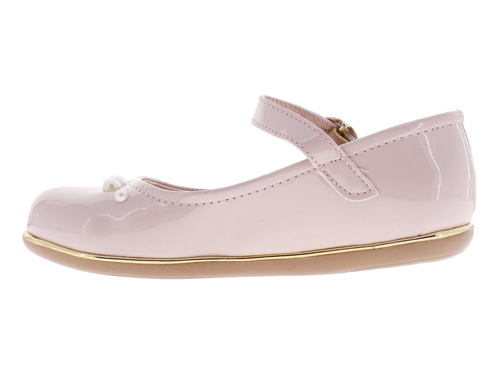 Zapato plano color carne brillante con detalles de perlas y correa ajustable para niña.