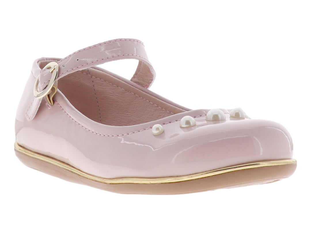 Zapato plano color carne para niña con acabado brillante, correa y detalles de perlas en la punta.
