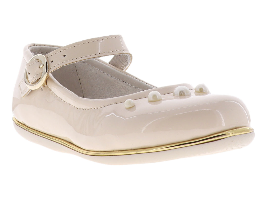 Zapato plano color crema para Niña con acabado brillante, detalles de perlas frontales y correa con hebilla dorada.