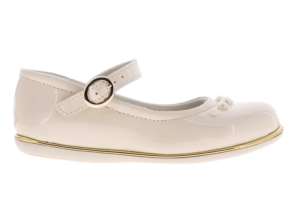 Zapato plano color crema para Niña con acabado brillante, detalles de perlas frontales y correa con hebilla dorada.
