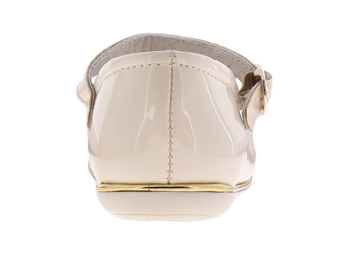 Zapato plano color crema para Niña con acabado brillante, detalles de perlas frontales y correa con hebilla dorada.