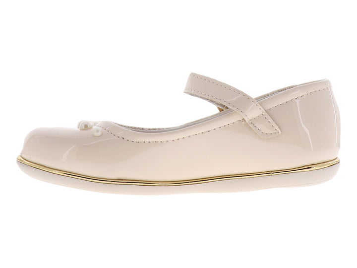 Zapato plano color crema para Niña con acabado brillante, detalles de perlas frontales y correa con hebilla dorada.