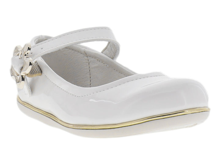 Zapato plano blanco brillante para niña con moño y detalle dorado en la suela y correa.