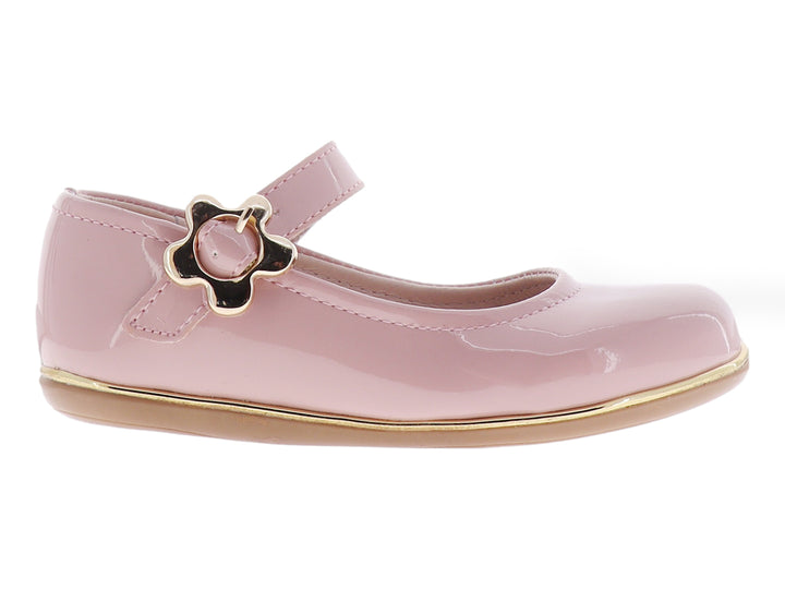 Zapato plano para Niña en color rosa brillante con correa y hebilla decorativa dorada.