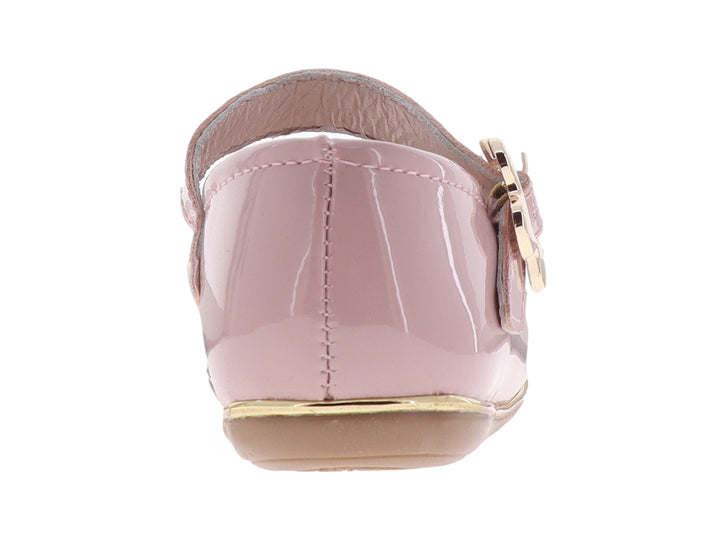 Zapato plano para Niña en color rosa brillante con correa y hebilla decorativa dorada.