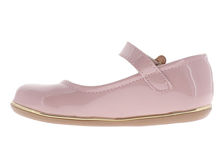 Zapato plano para Niña en color rosa brillante con correa y hebilla decorativa dorada.