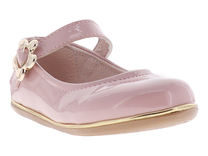 Zapato plano para niña en color rosa brillante con correa ajustable y detalle dorado en la suela y hebilla.