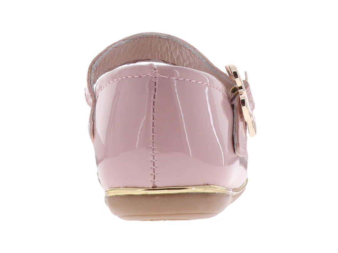 Zapato plano para niña en color rosa brillante con correa ajustable y detalle dorado en la suela y hebilla.