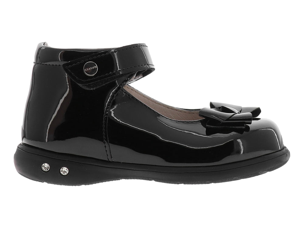 Zapato negro de charol para niña con moño decorativo y correa ajustable.