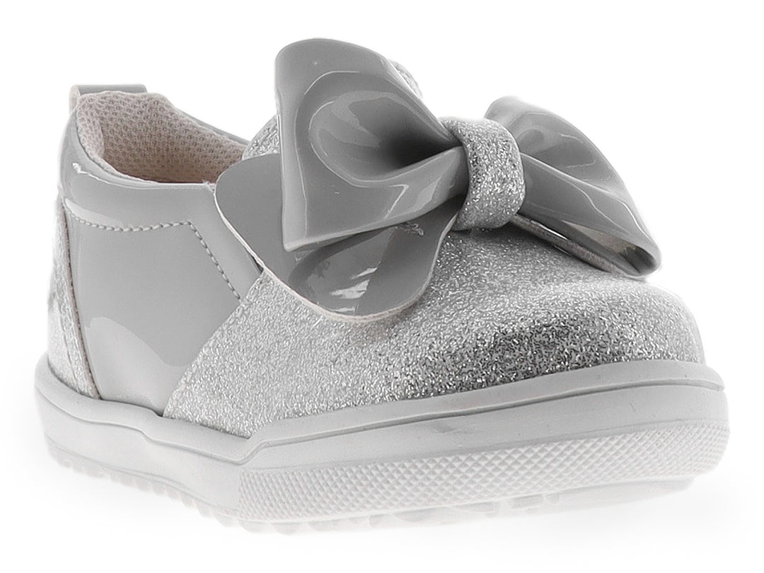 Zapato para Niña color plata con acabado en glitter y un moño grande brillante en la parte superior.