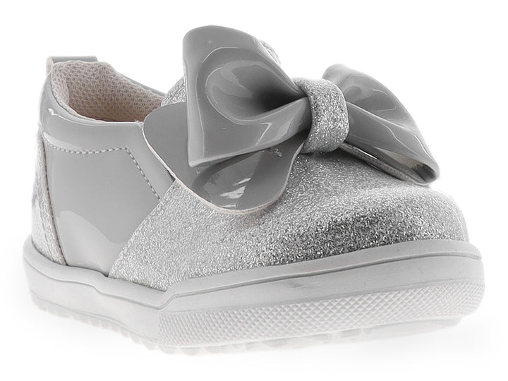 Zapato para Niña color plata con acabado en glitter y un moño grande brillante en la parte superior.
