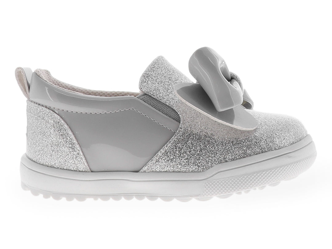 Zapato para Niña color plata con acabado en glitter y un moño grande brillante en la parte superior.