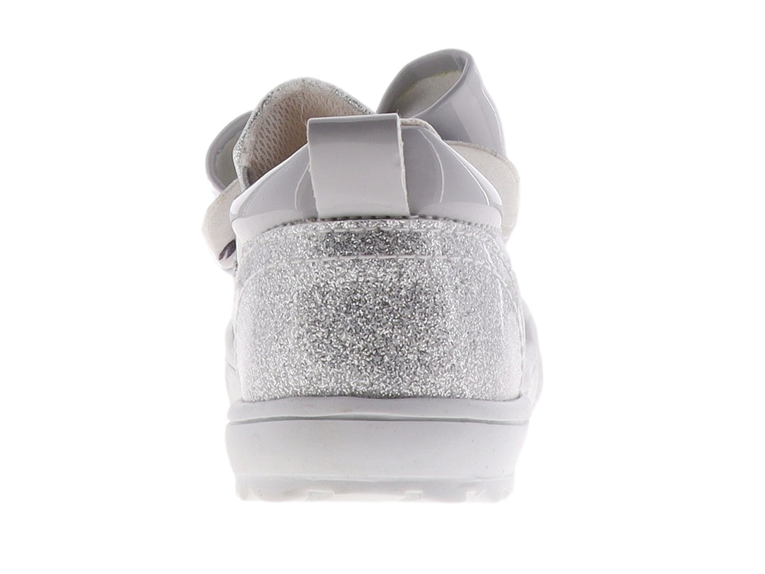 Zapato para Niña color plata con acabado en glitter y un moño grande brillante en la parte superior.